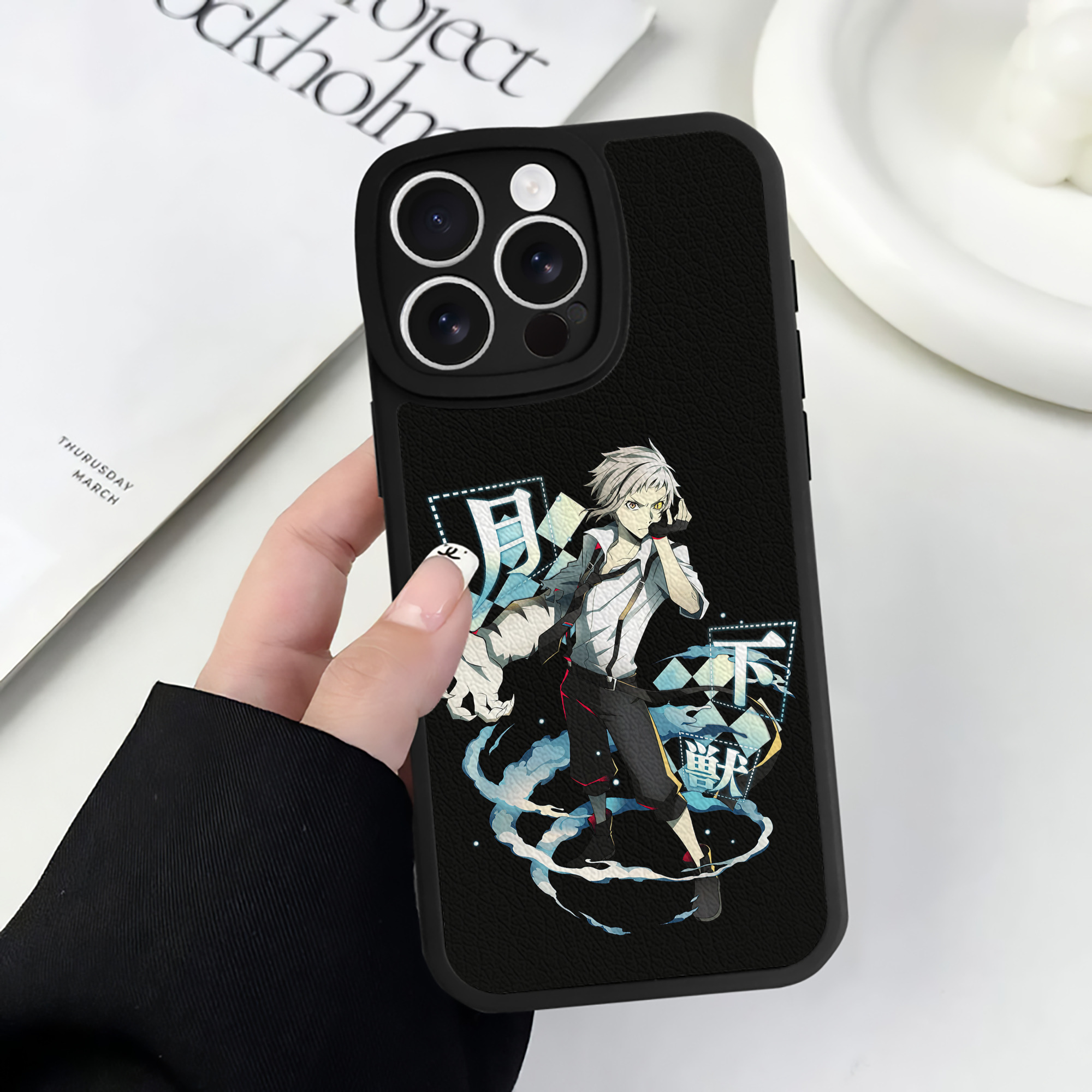 （画像用） 文豪ストレイドッグス Bungo Stray Dogs 【iPhone 16シリーズ対応】シリコンスマホケース（レザー調） 材質：シリコン